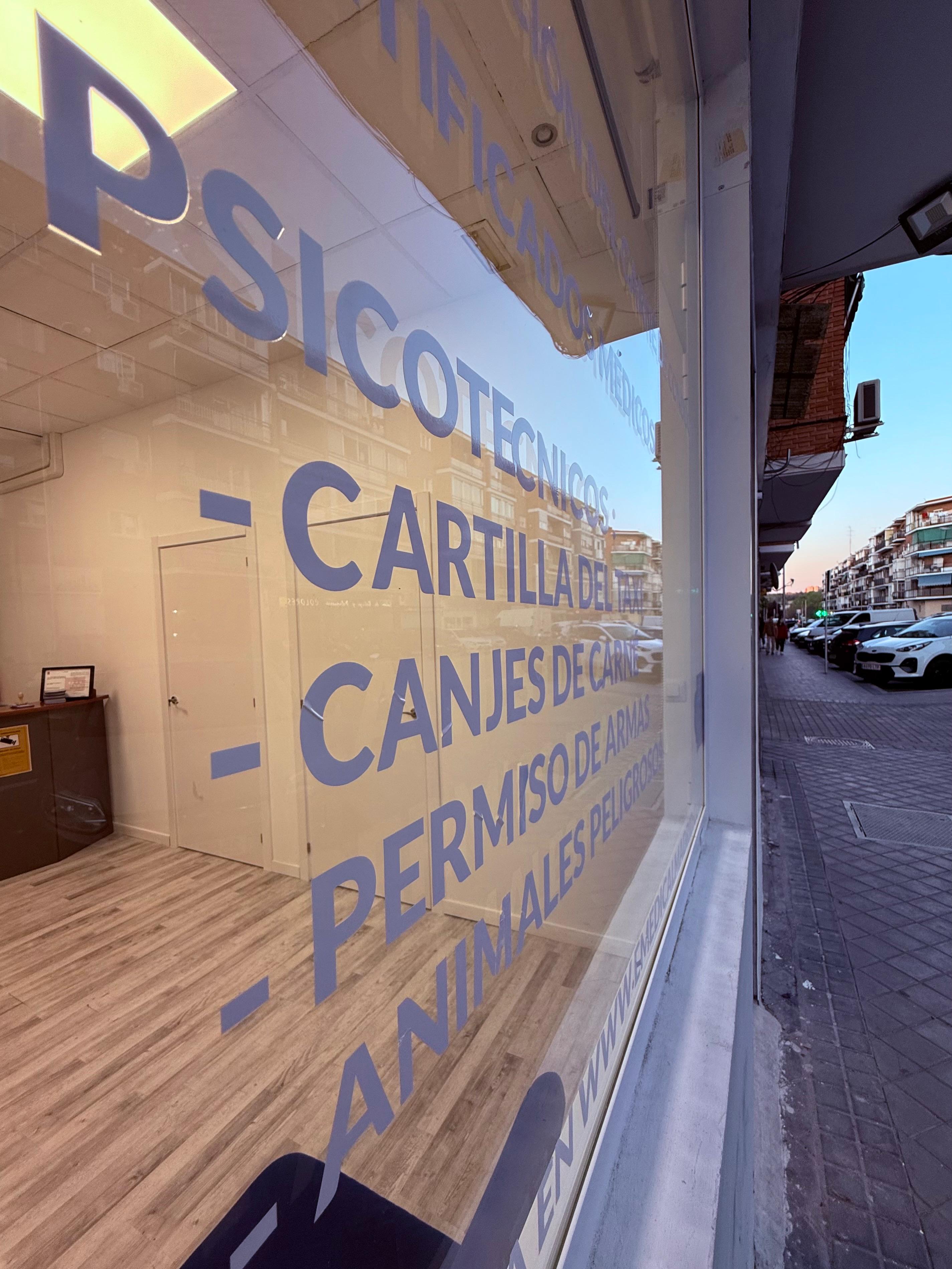 Fachada del Centro Médico Emedical Madrid en Calle de la Mezquita 5